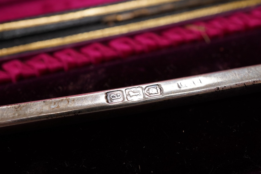 A cased pair of late Victorian silver salad servers, with apostle finials, maker's mark rubbed, London, 1896, 23.1cm, 5.8oz.